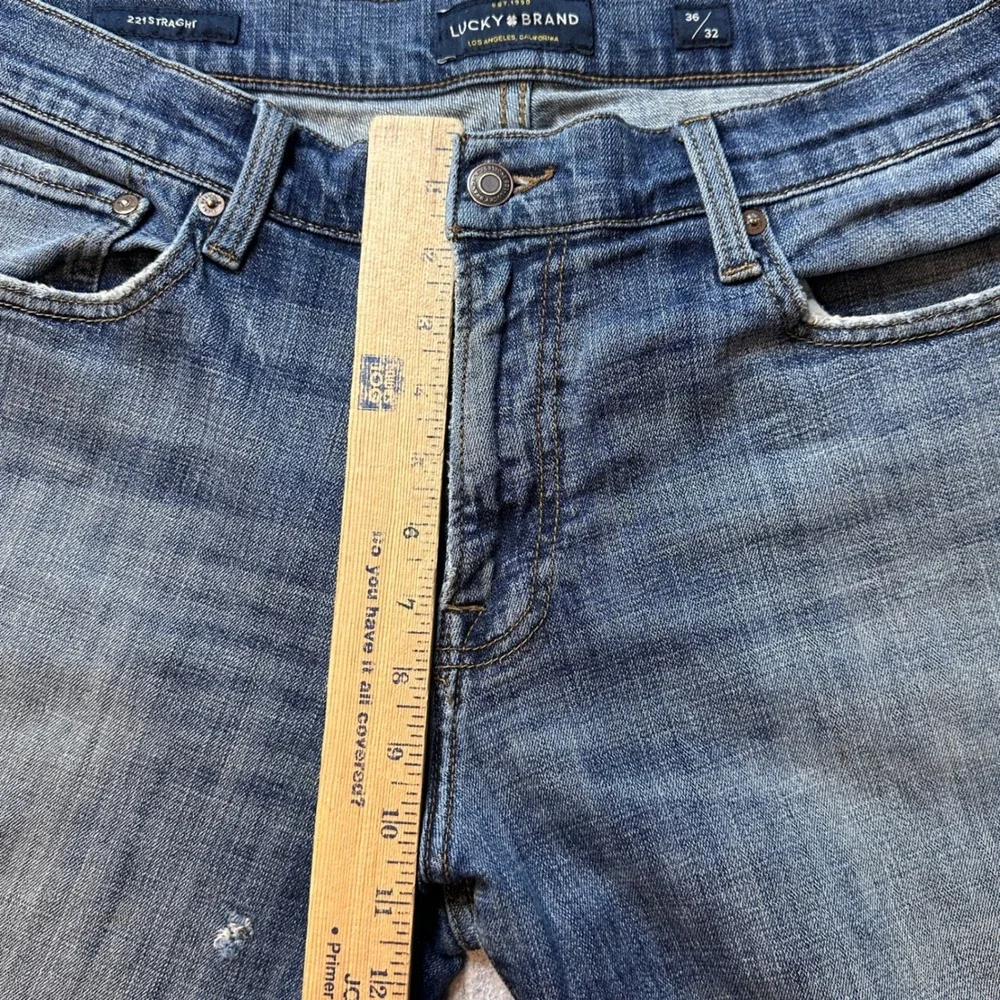 Lucky Brand Jeans Mens 36x32 (36x30)‎ Blue 221 Straight Distressed Denim 7MC1030